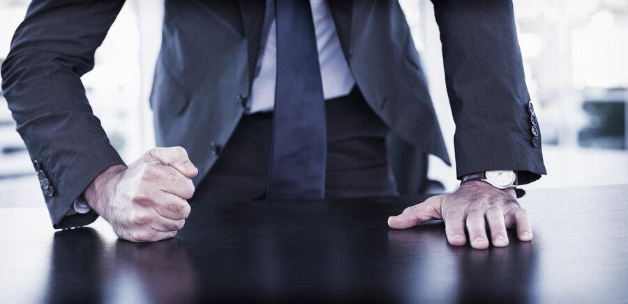 تعسف عقوبات على الموظفين